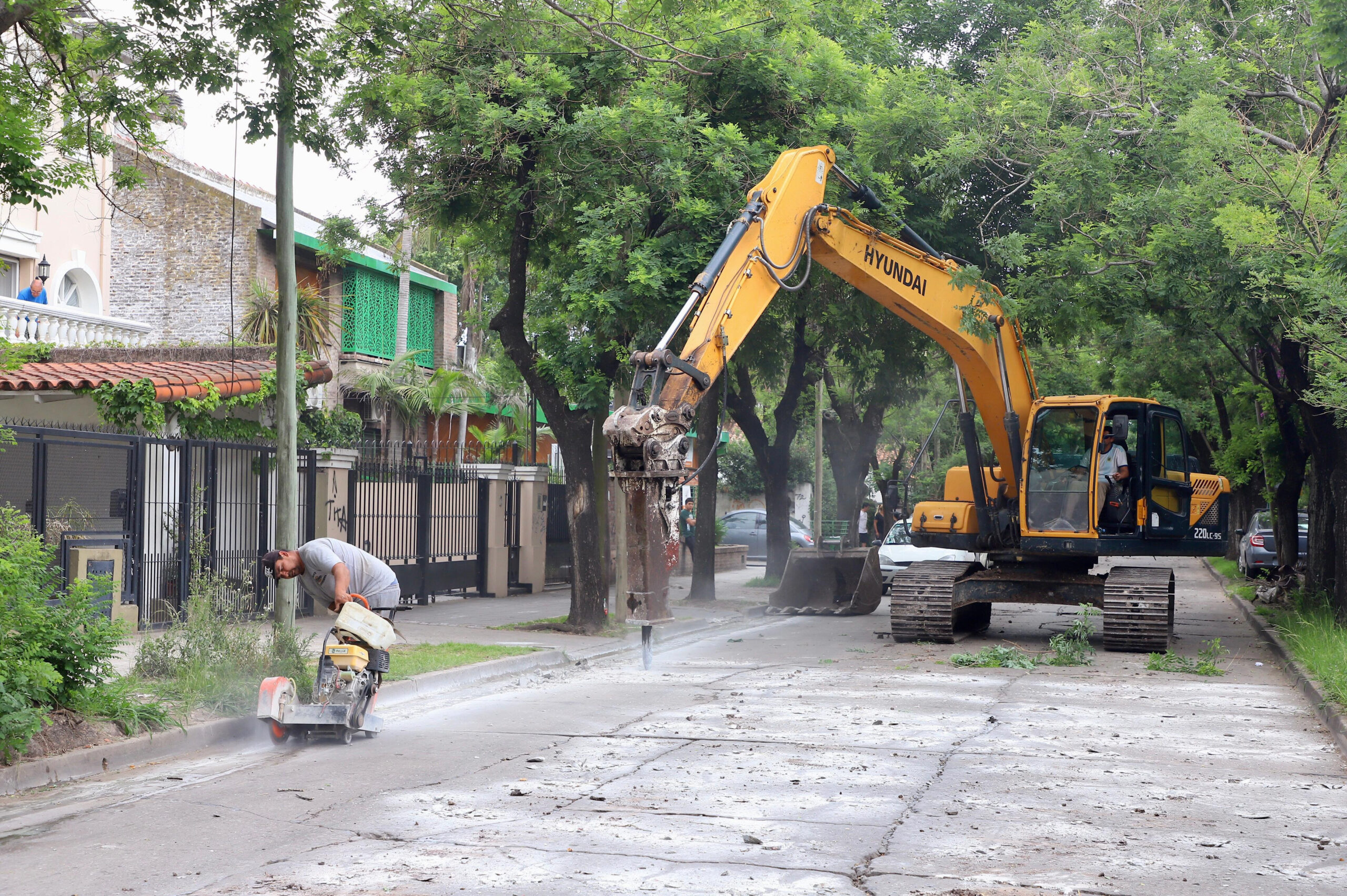 El municipio de Esteban Echeverria continúa con nuevas obras de bacheo en hormigón en el distrito